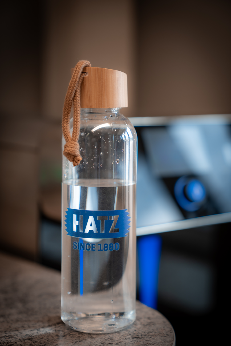 Hatz Trinkflasche vor Wasserspender