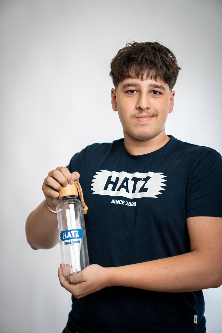 Azubi Samuel mit Flasche