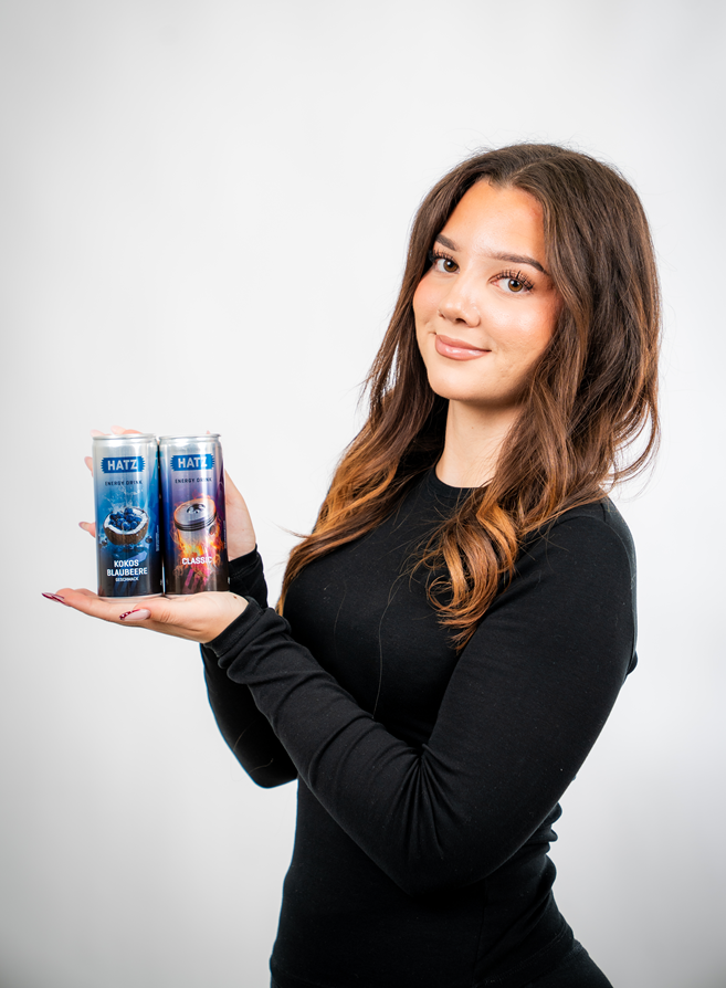 Azubi Jennifer mit Energy Dosen in der Hand